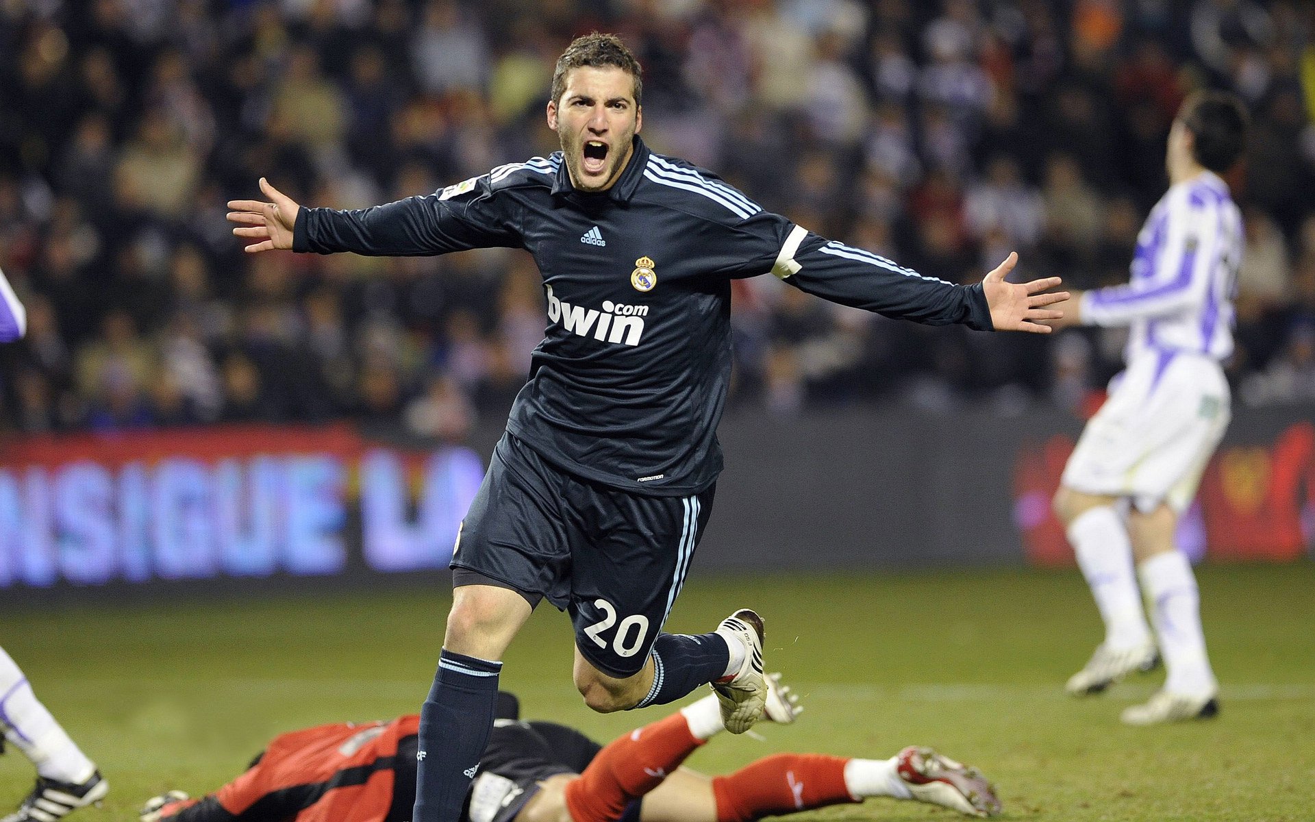 哥伦比亚队中场卡瓦尼在巴黎奥运会上展现出强大的进攻组织能力